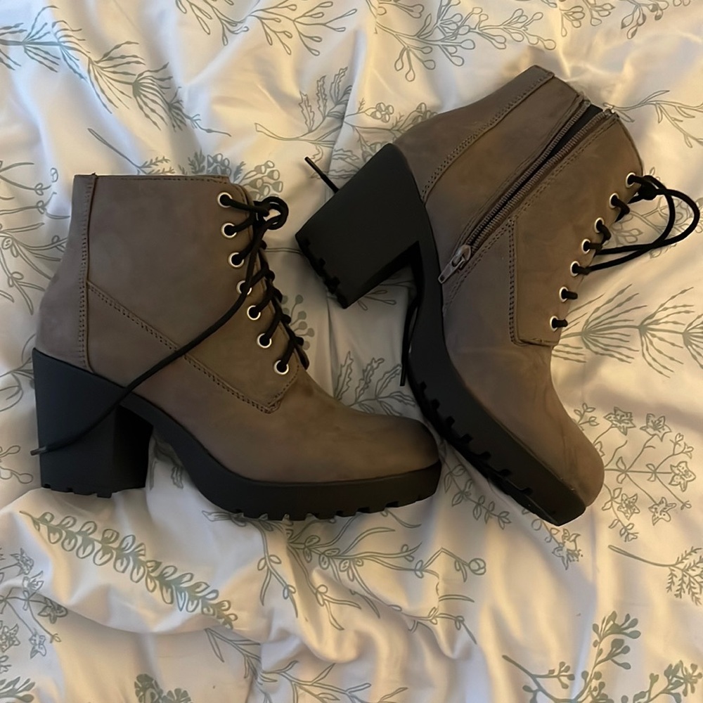 Heeled zip-up ankle length boots with laces